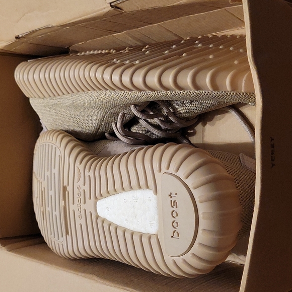 RARE NEW IN THE BOX ADIDAS YEEZY BOOST 350 V2 SNEAKERS. THEY ARE AUTHENTIC. - Picture 5 of 16